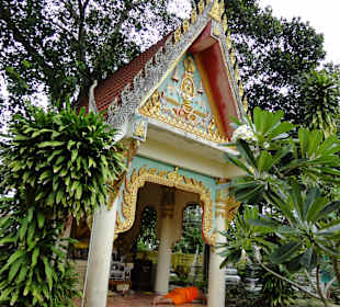 Ein kleinerer Wat mit einem schlafenden Mönch