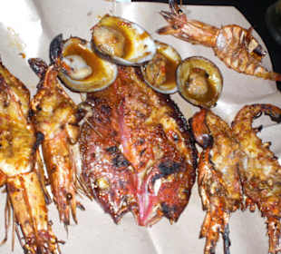 Essen in den Fischrestaurants direkt am Strand