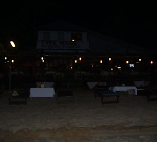 Blick auf das Free House bei Nacht