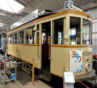 Rundgang durch die Fahrzeughallen