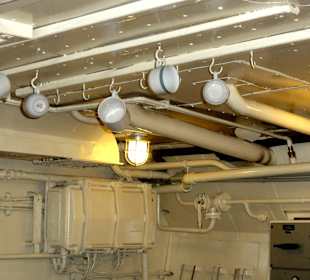 Decke der Kombüse mit Tassen