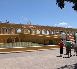 Kloster auf Pyramide erbaut?