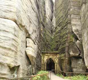 Brama w skalnym mieście