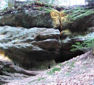 Oben kleinere Höhlen