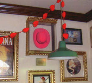 Sängerin Madonna`s Hut in Pink