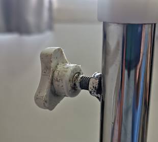 Schraube des Infusionsständers links