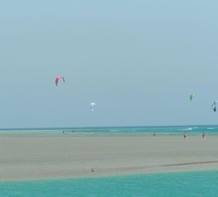 Blick vom Hafen auf Mangrouvy Beach