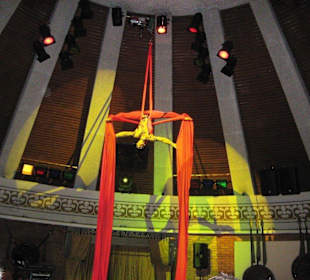 Showprogramm im Königszelt