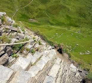 Steil, aber mit Seilen gesichert