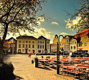 Базарная площать при ярком солнечном свете