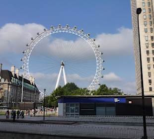 Blick vom Hop On Hop Off Bus auf das London Eye