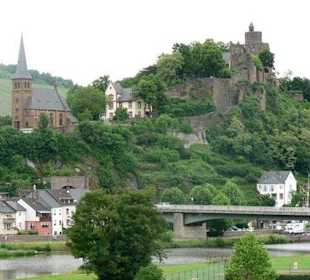 Die Saarburg von unten
