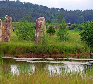 Erholung pur am Teich mit Sitzmöglichkeiten