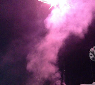 Rakete über der Hütte