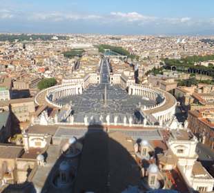 Widok na plac św. Piotra z kopuły.