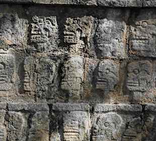 Totenköpfe auf Pfahl