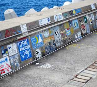 Kunstwerke an der Kaimauer von Amerikafahrern