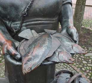 Das Denkmal für Tant' Dientje am Ditzumer Hafen