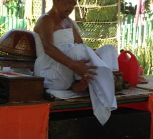 Priester bei der Vorbereitung