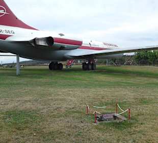 Flugzeug neben Hotel Schwalbennest