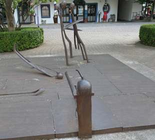 Die acht Stahlfiguren vom Kunstwerk Vertschaupet