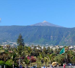 Man liegt am Strand und kann den Teide sehen