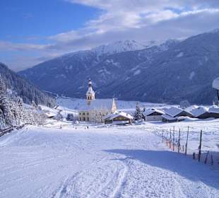 Mit den Skiern bis in den Ort