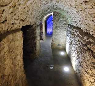 Rundgang durch die Felsgänge der Kasematten