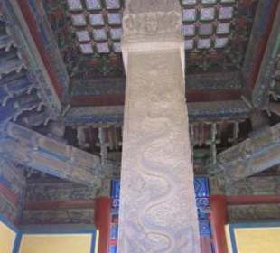 Stele in einem Pavillion