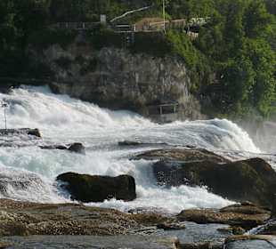Kleiner Wasserfall am Weg