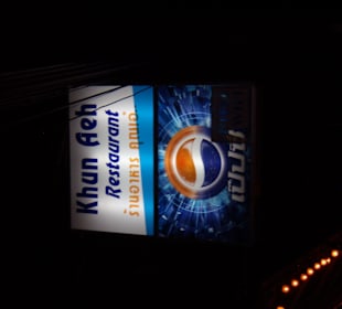 ... gegenüber von PS Thana