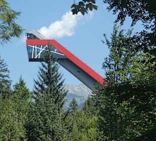 Die Heini-Klopfer-Skiflugschanze beim Freibergsee