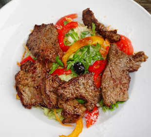 Salat mit gebratenem Fleisch