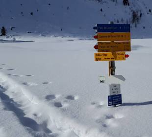 Der See ist im Schnee versunken