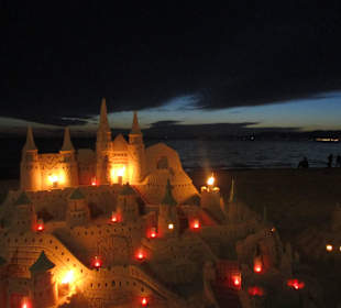 Sandkunstwerk erleuchtet am Abend