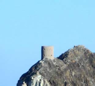 Historischer Wachturm an der Hafeneinfahrt