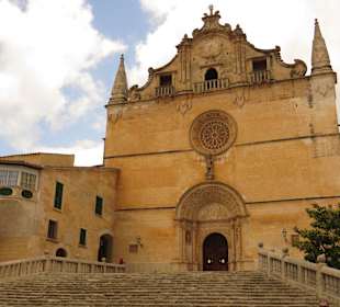 Kirche in der Ortsmitte