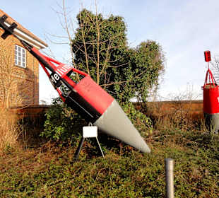 Exponate im Außenbereich des Telegraphen