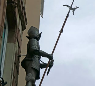 Der Eiserne Mann an der Apotheke