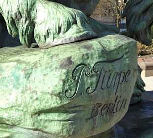 Der Künstler Paul Türpe, der den Brunnen entwarf