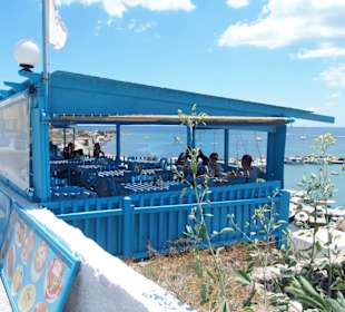 Die Terrasse hoch über der Bucht