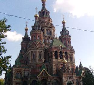 Peter Paul Kathedrale vor Palastanlage Peterhof
