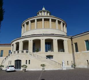 Kirchenvorplatz