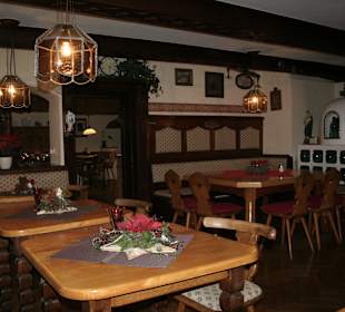 Gaststube mit Kachelofen in der Adventszeit