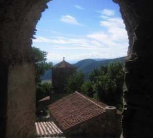 Blick auf die Basilika außerhalb der Klostermauern