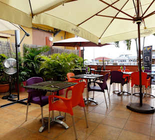 Die Terrasse des "Délices & Gourmets"