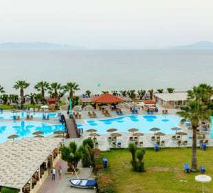 Widok basenu Doreta Beach Resort & Spa