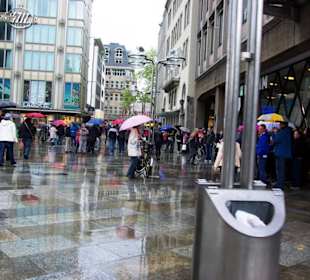 Trotz Regen viele Menschen