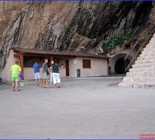 Blick auf den Eingang der Höhle