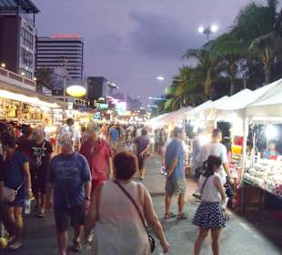 Zahlreiche Stände entlang der Beach
